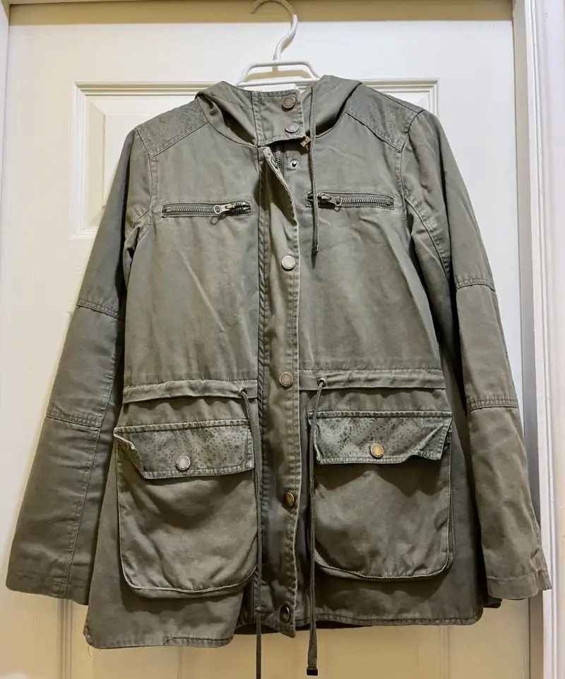 Parka verde oliva con capucha y bolsillos