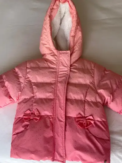 Chaqueta acolchada infantil rosada con capucha - miniatura 1
