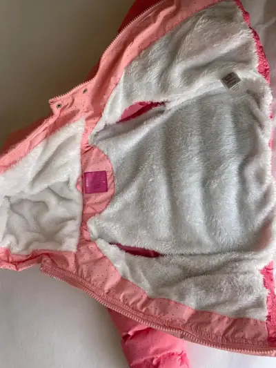 Chaqueta acolchada infantil rosada con capucha - miniatura 3