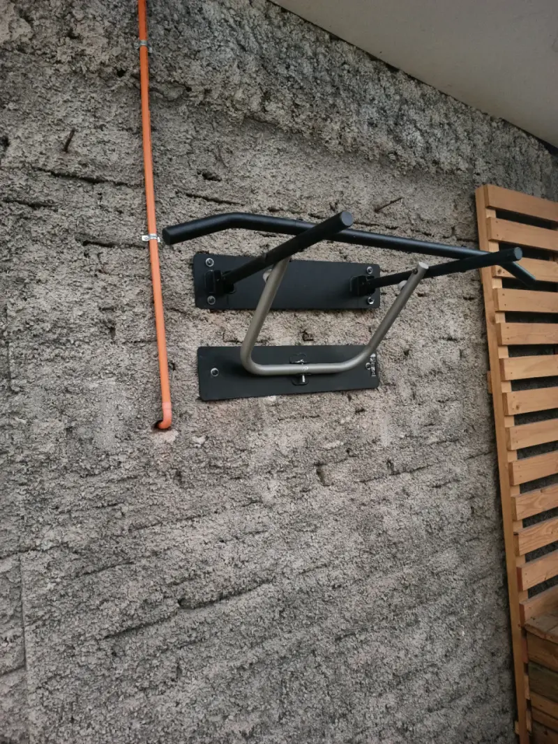Barra de dominadas para pared marca Decathlon - 1