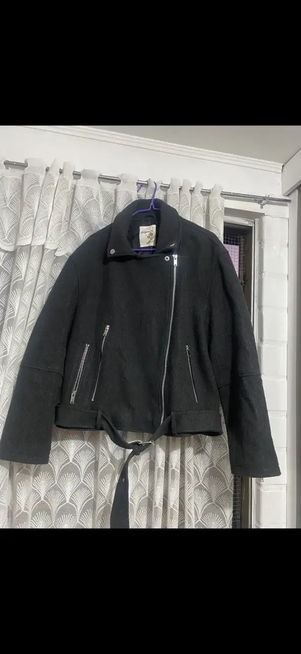 Chaqueta negra de lana con cierre