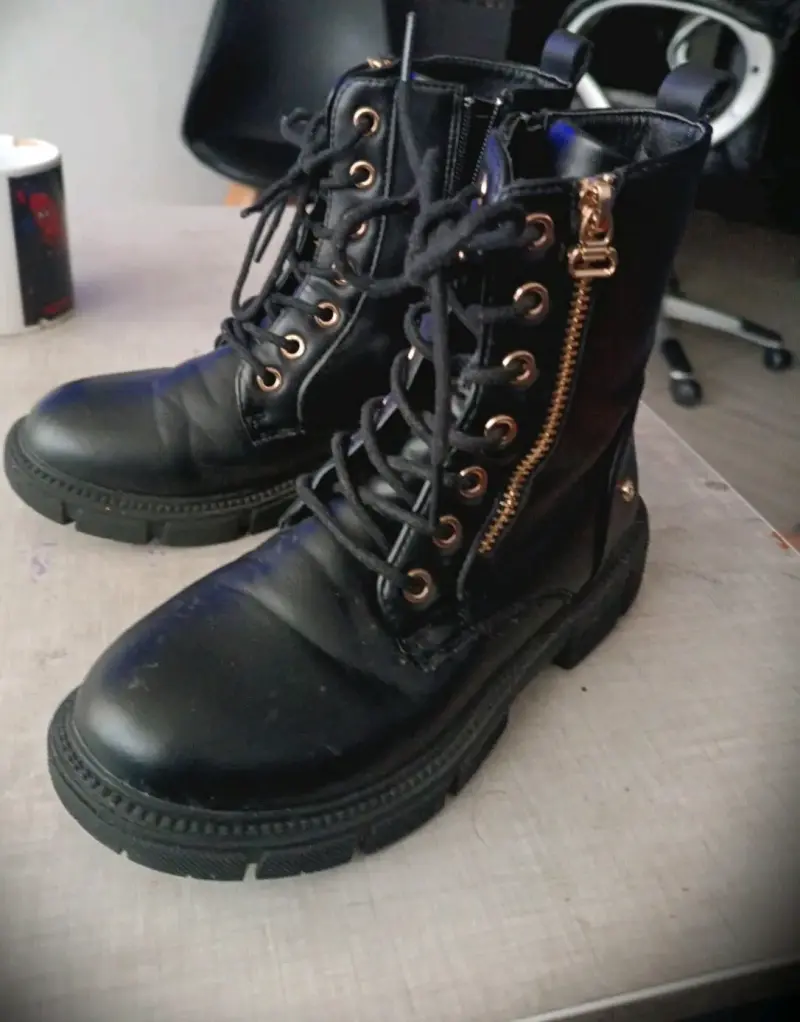 Botas negras de cuero con cierre lateral