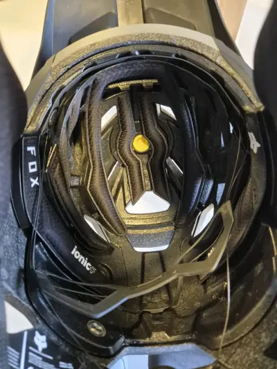 Casco de ciclismo Fox con tecnología Ionic+ - miniatura 1