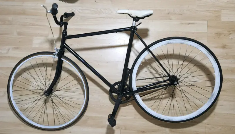 Bicicleta urbana negra con asiento blanco - 1