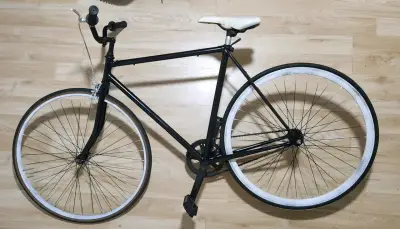 Bicicleta urbana negra con asiento blanco - miniatura 1