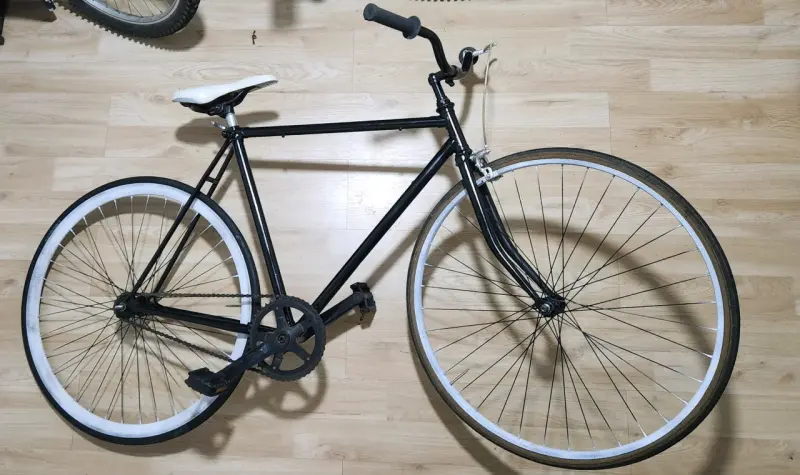 Bicicleta urbana negra con asiento blanco - 2
