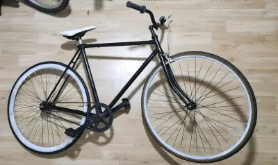 Bicicleta urbana negra con asiento blanco - miniatura 2