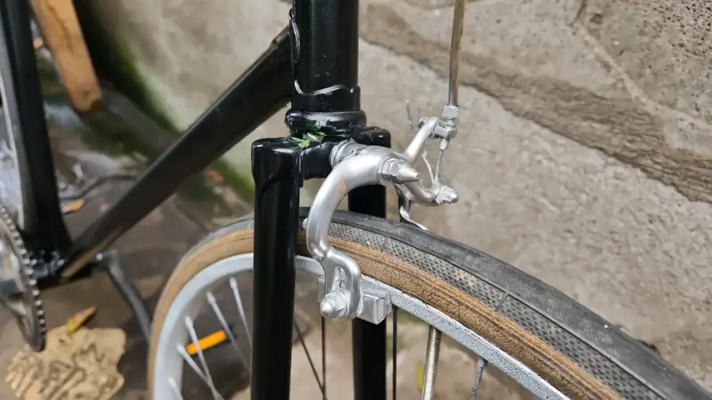 Bicicleta urbana negra con asiento blanco - 3