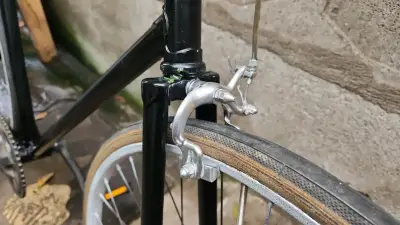 Bicicleta urbana negra con asiento blanco - miniatura 3