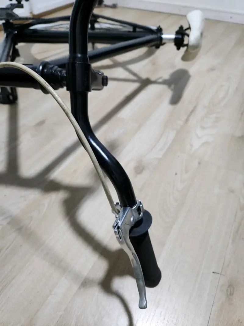 Bicicleta urbana negra con asiento blanco - 4