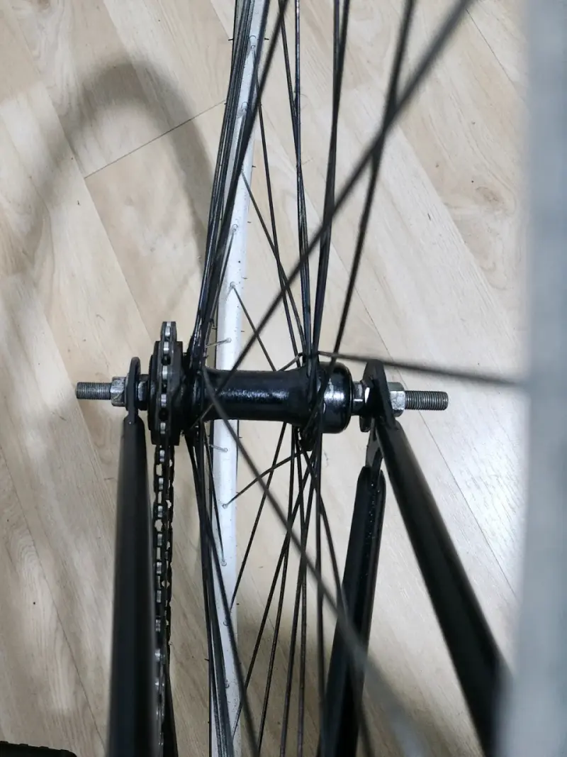 Bicicleta urbana negra con asiento blanco - 5