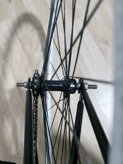Bicicleta urbana negra con asiento blanco - miniatura 5