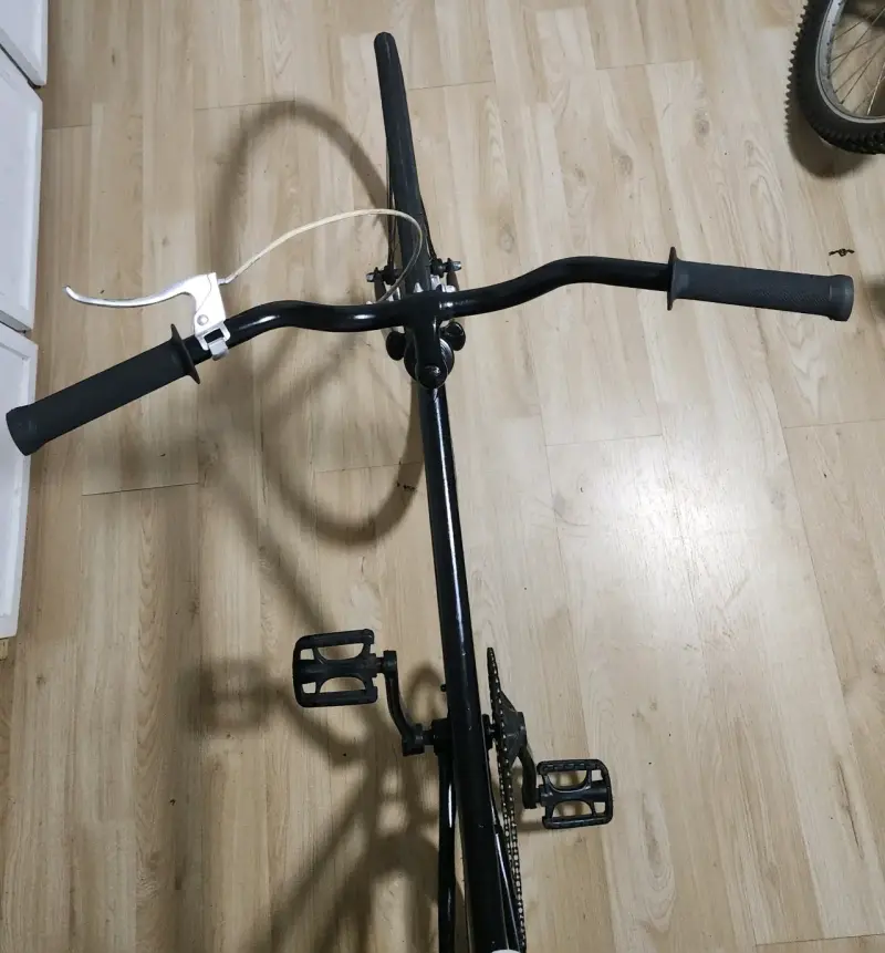 Bicicleta urbana negra con asiento blanco - 6