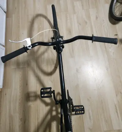 Bicicleta urbana negra con asiento blanco - miniatura 6