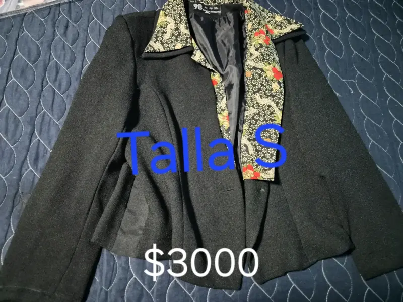 Chaqueta negra con cuello estampado floral - 1