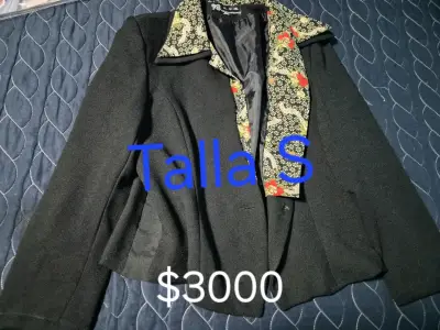 Chaqueta negra con cuello estampado floral - miniatura 1