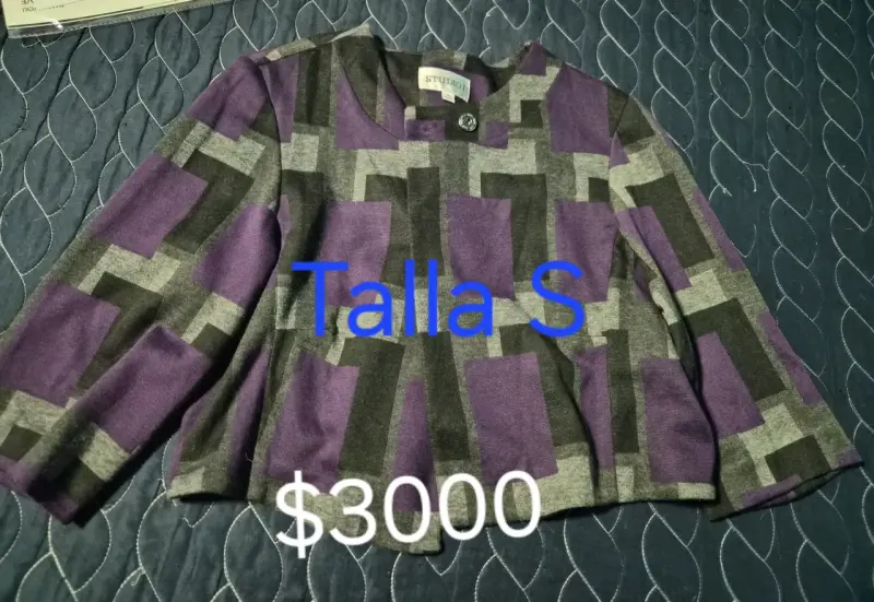 Chaqueta negra con cuello estampado floral - 3