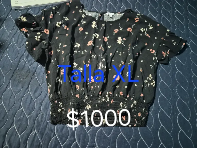 Chaqueta negra con cuello estampado floral - 5