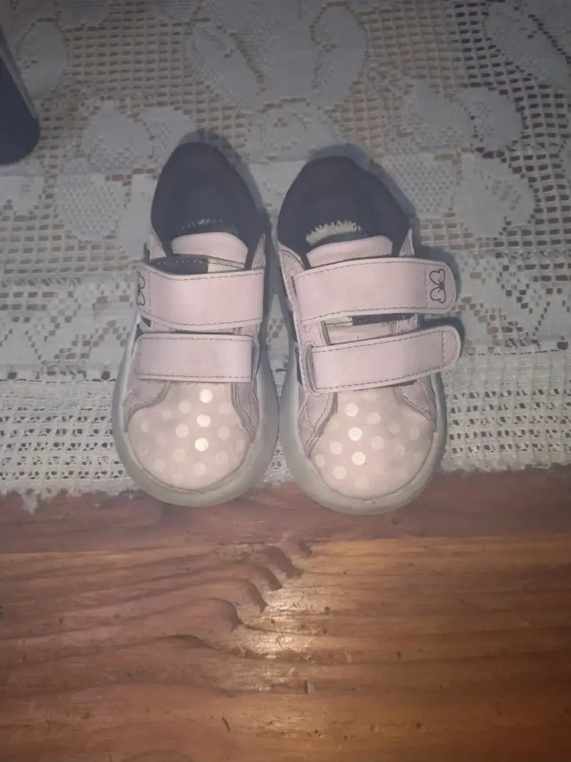 Zapatillas rosadas para niña con lunares - 1