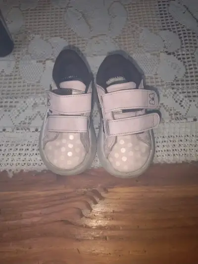 Zapatillas rosadas para niña con lunares - miniatura 1