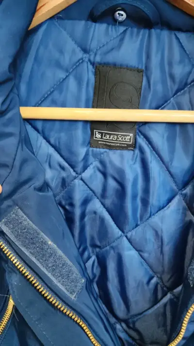 Parka azul con capucha de piel sintética - miniatura 2