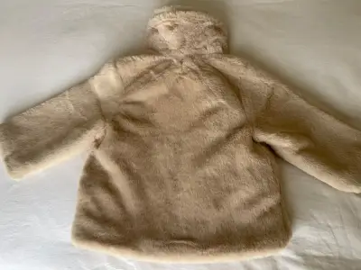Abrigo de piel sintética beige para bebé - miniatura 2