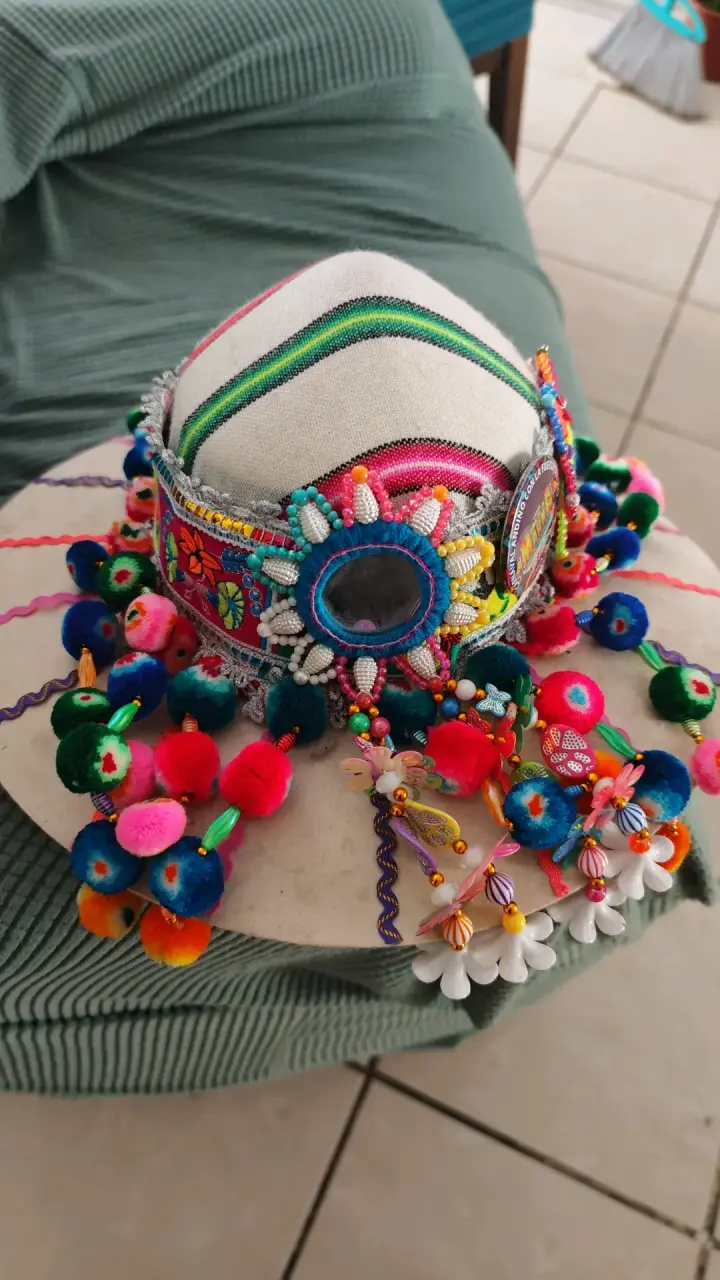 Sombrero artesanal andino colorido - 1