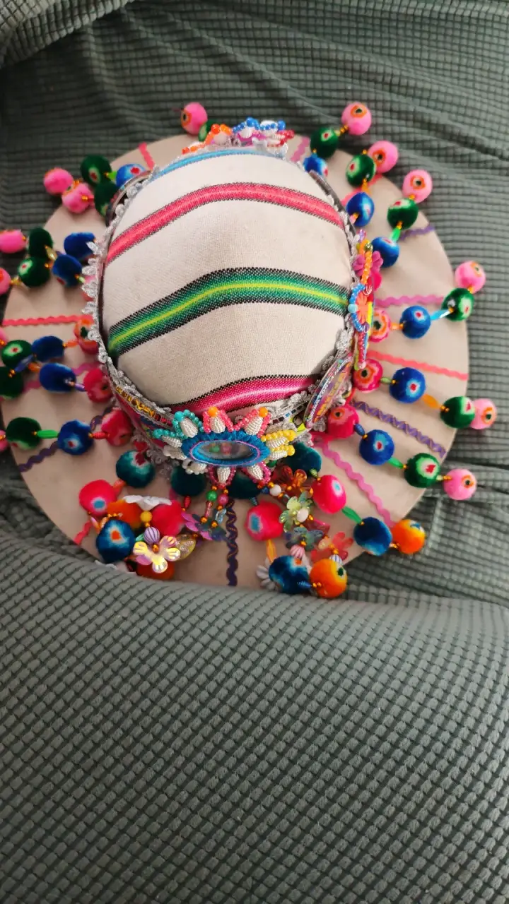 Sombrero artesanal andino colorido - 2