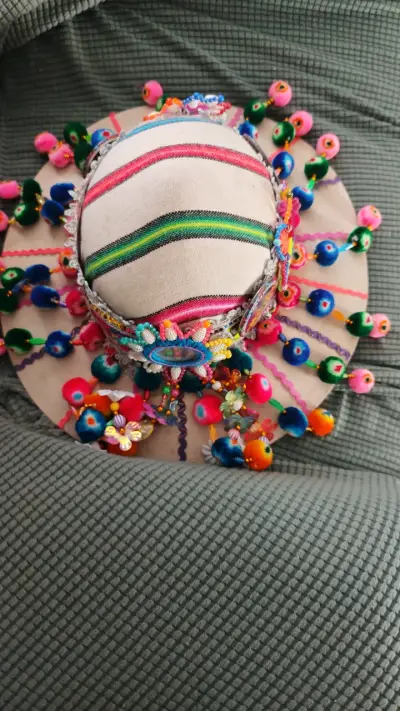 Sombrero artesanal andino colorido - miniatura 2