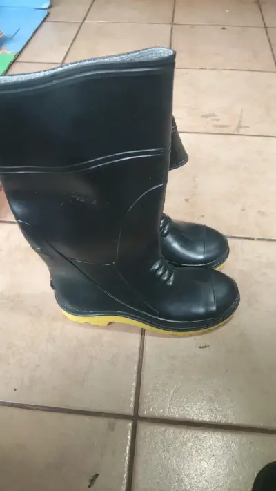 Botas de goma negras impermeables - miniatura 1