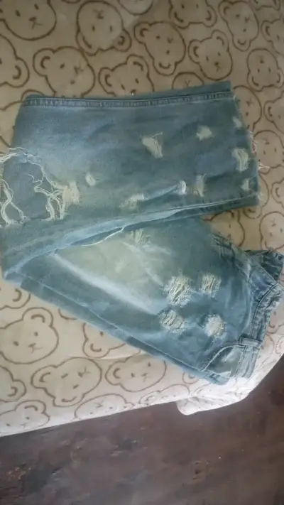 Jeans celestes desgastados para mujer - miniatura 2