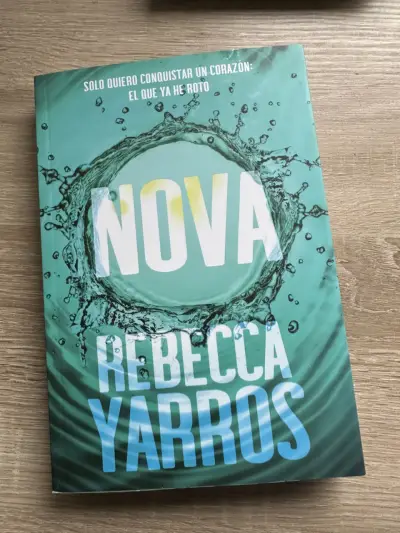 Libro 'Nova' de Rebecca Yarros - miniatura 1