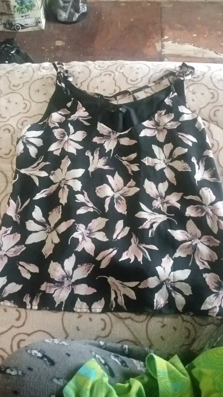 Blusa floral negra y blanca - 1