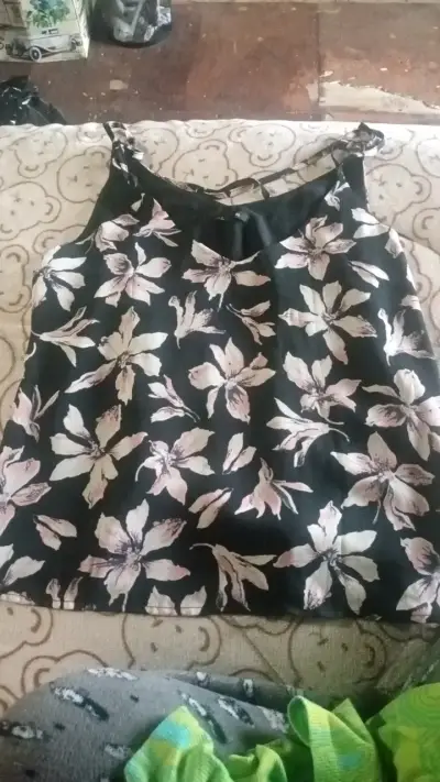 Blusa floral negra y blanca - miniatura 1