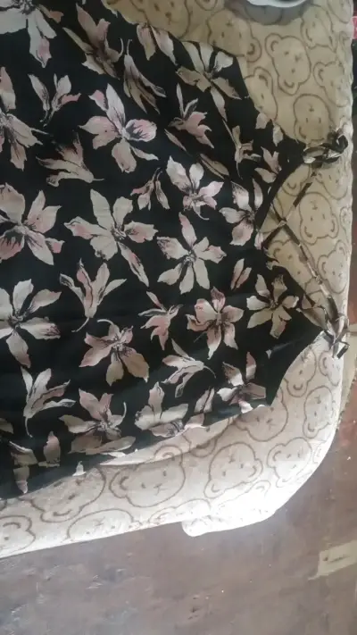 Blusa floral negra y blanca - miniatura 2