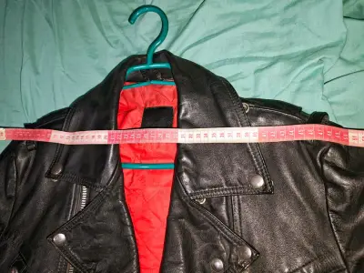 Chaqueta de cuero negra estilo motociclista - miniatura 3