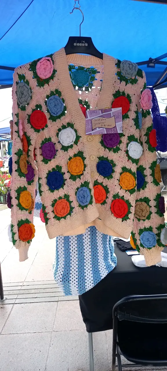 Cardigan tejido a crochet con flores
