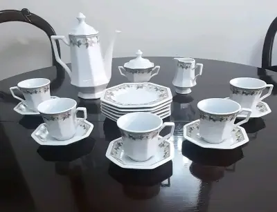 Juego de té de porcelana con diseño floral - miniatura 1