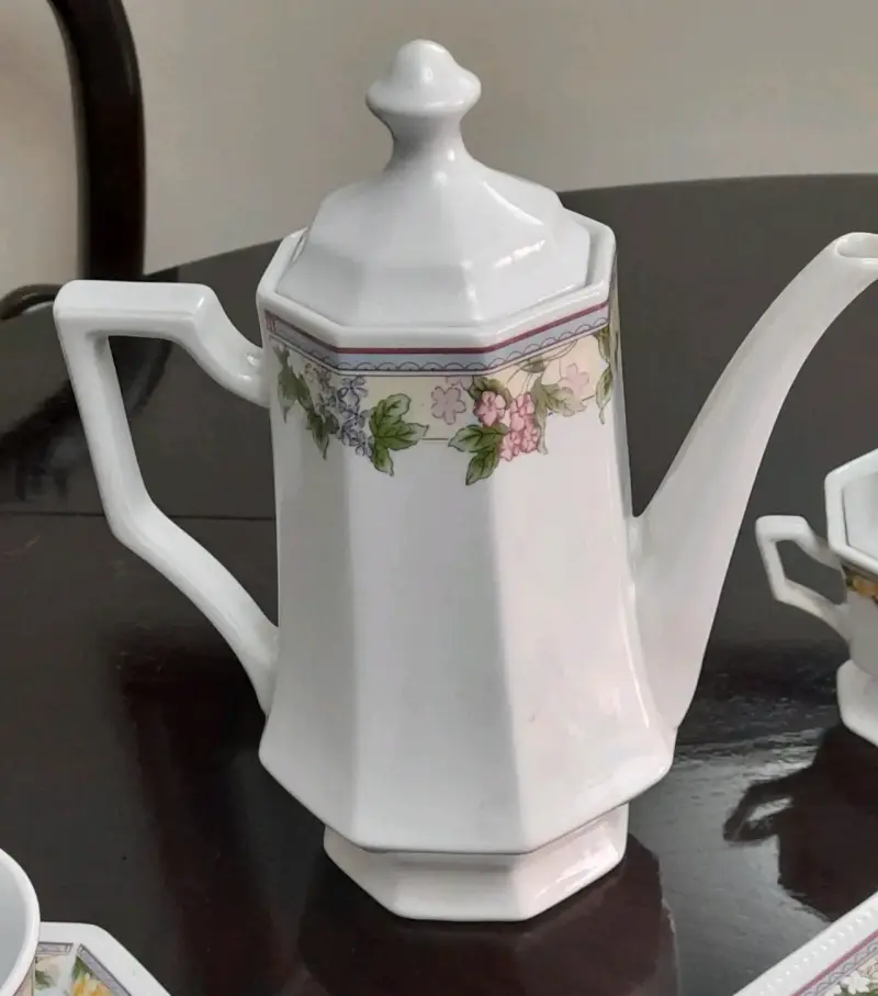 Juego de té de porcelana con diseño floral - 2