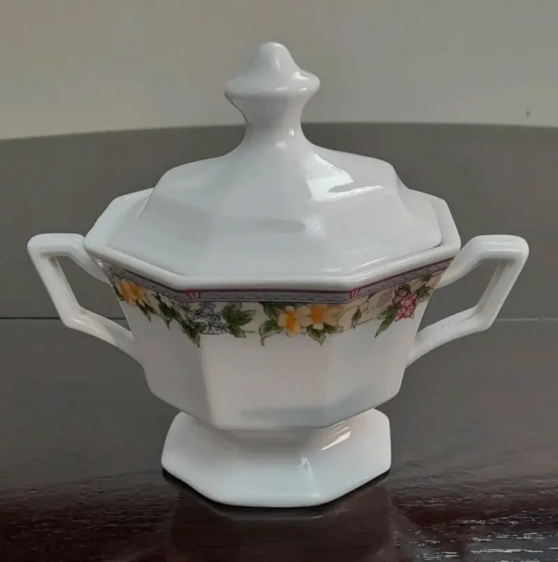Juego de té de porcelana con diseño floral - 3