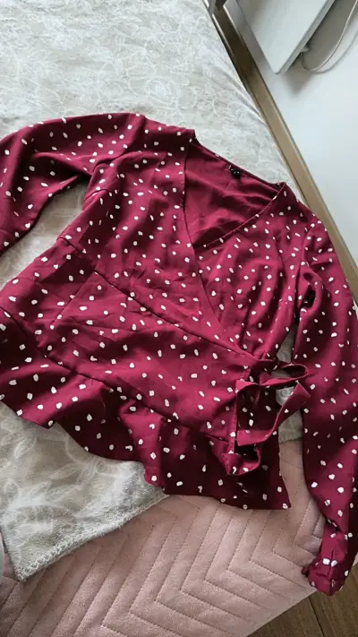 Blusa cruzada burdeos con lunares - miniatura 1