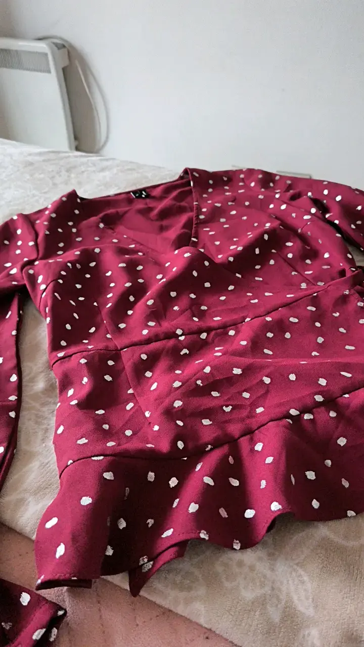 Blusa cruzada burdeos con lunares - 3