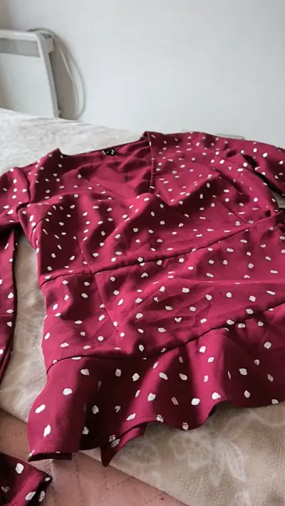 Blusa cruzada burdeos con lunares - miniatura 3