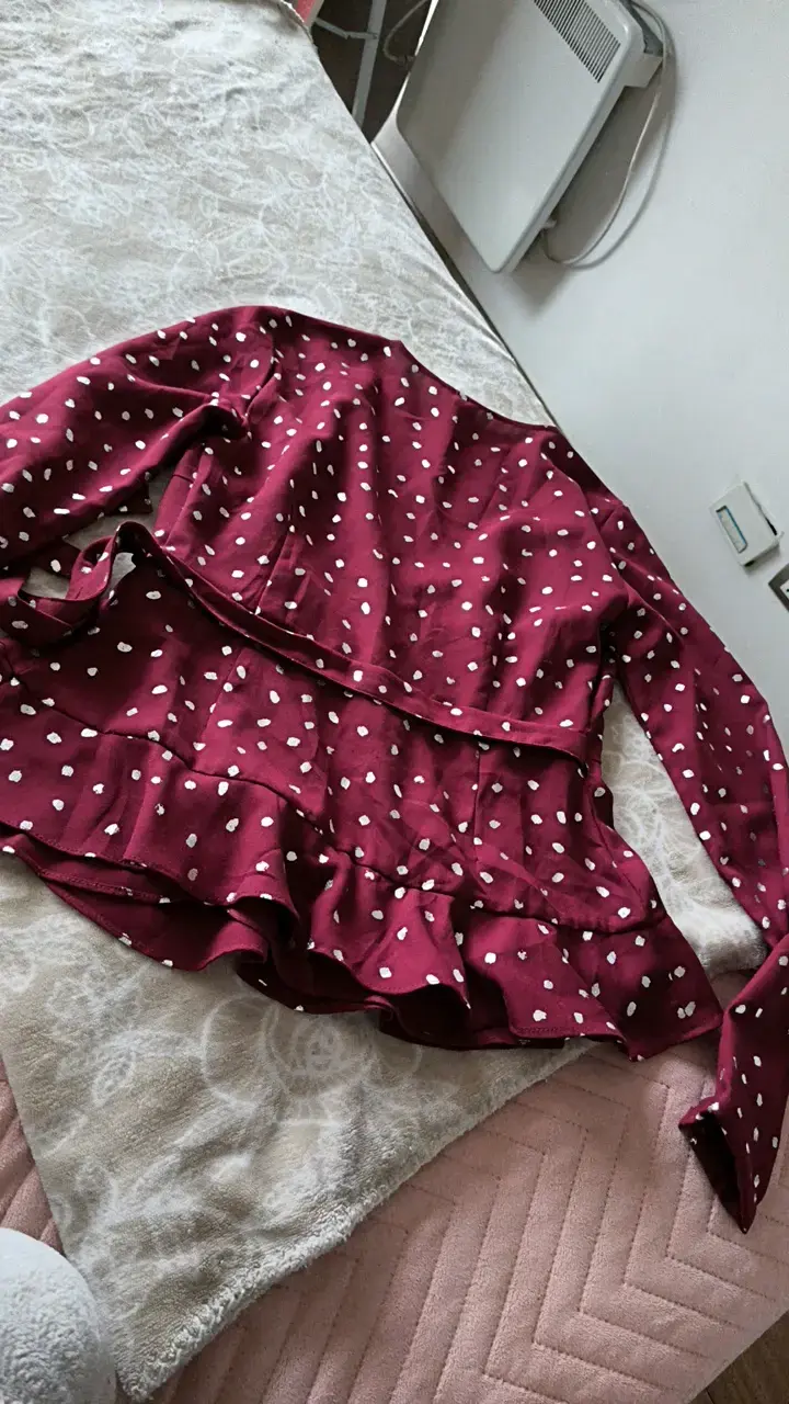 Blusa cruzada burdeos con lunares - 4