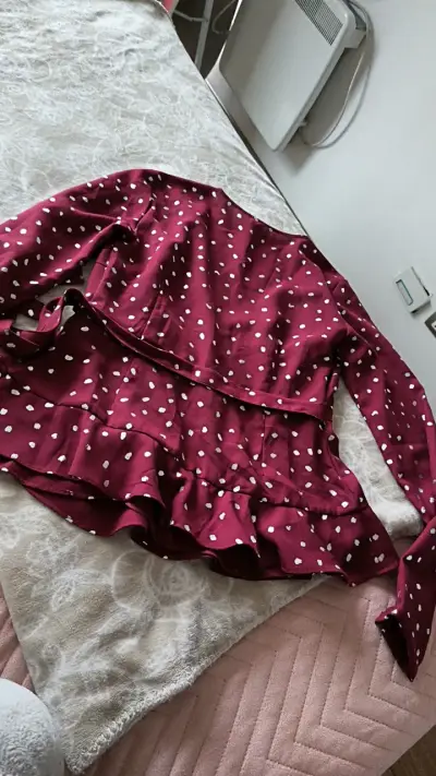 Blusa cruzada burdeos con lunares - miniatura 4