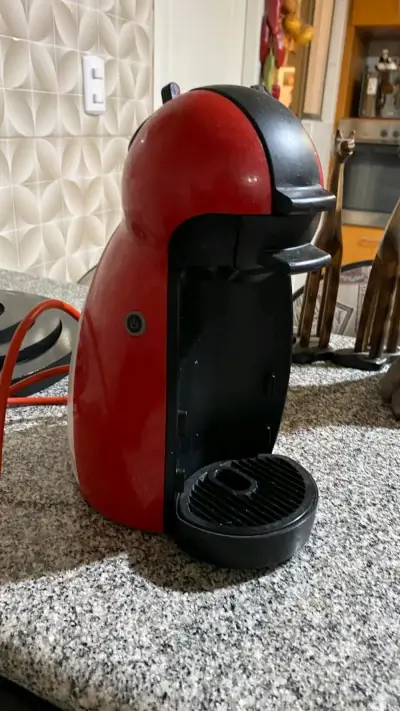 Cafetera de cápsulas roja compacta - miniatura 1