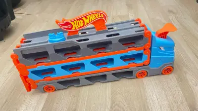Camión transportador Hot Wheels para autos - miniatura 2