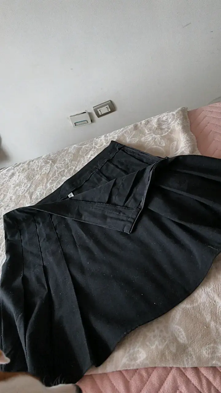 Falda corta negra plisada - 3