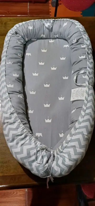 Nido para bebé gris con diseño de coronas - miniatura 1
