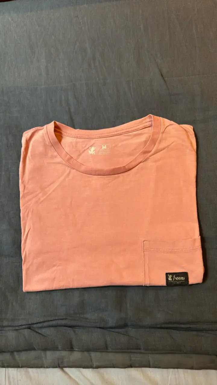 Polera color salmón con bolsillo marca Froens